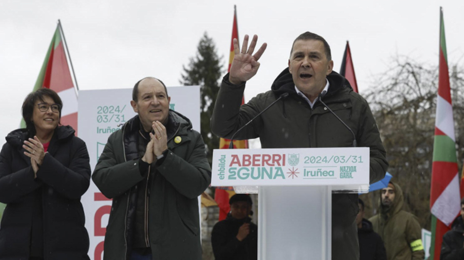 Arnaldo Otegui ofrece un discurso durante una manifestación por las calles de Pamplona
