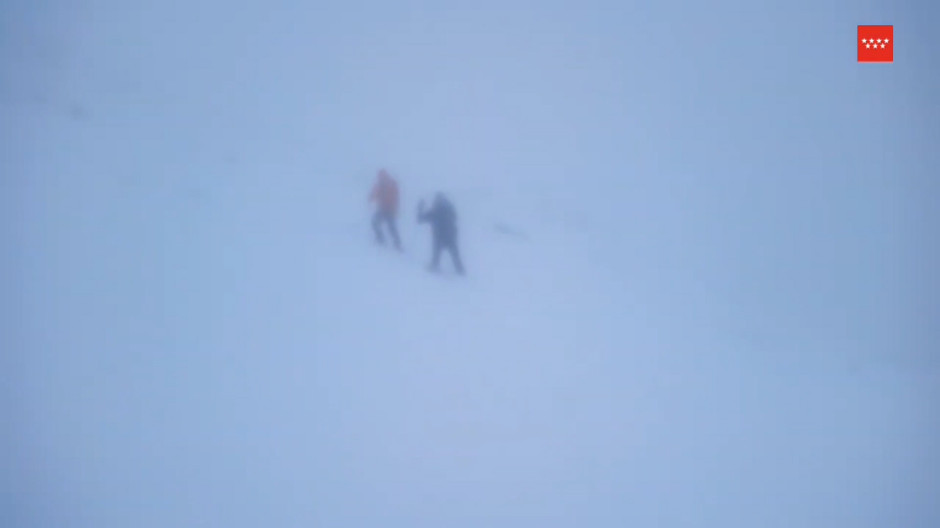 Los bomberos rescatan a un montañero en Peñalara (Sierra de Guadarrama)