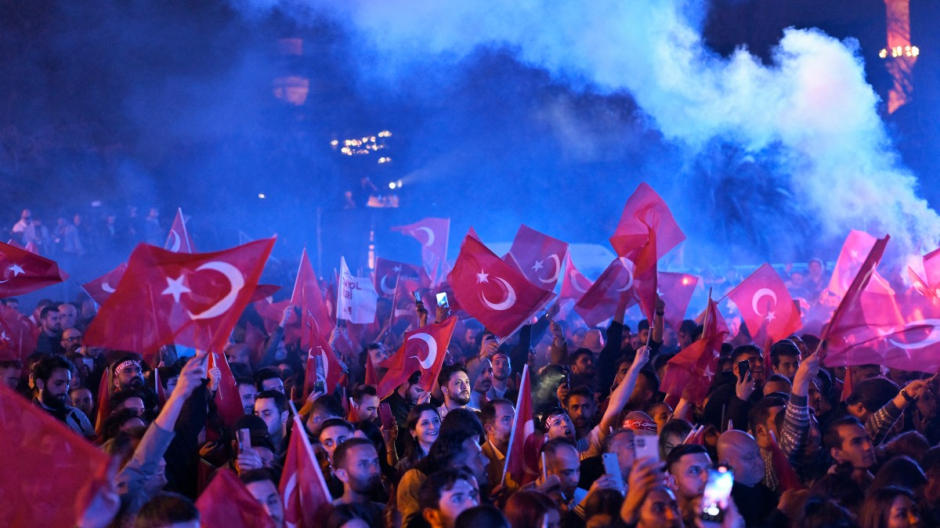 Simpatizantes del CHP festejan en las calles del país el triunfo de la socialdemocracia en las elecciones municipales