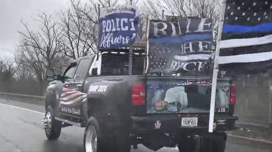La furgoneta donde aparece la imagen de Joe Biden atado y amordazado