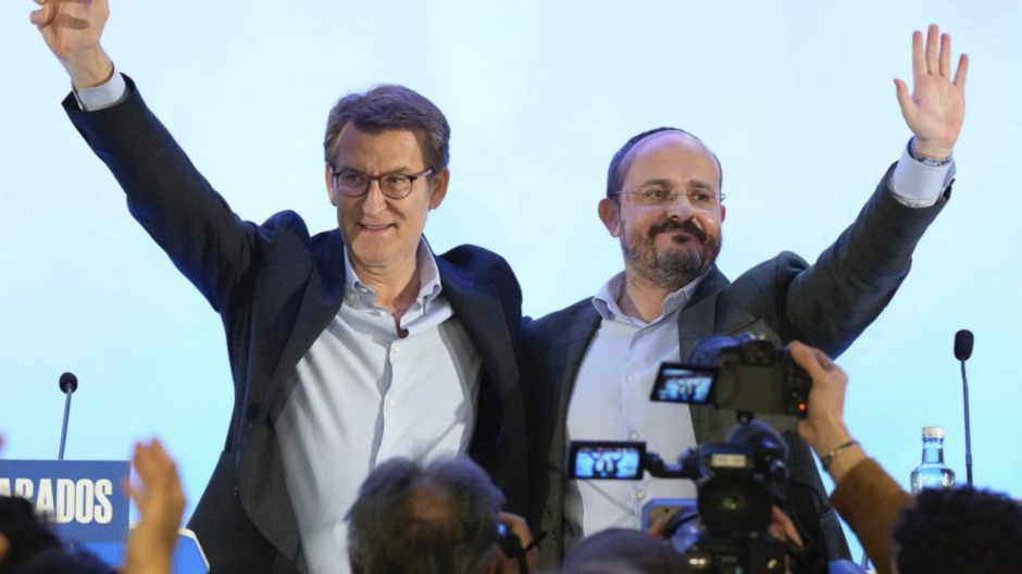 El líder del Partido Popular, Alberto Núñez Feijóo junto al candidato, Alejandro Fernández