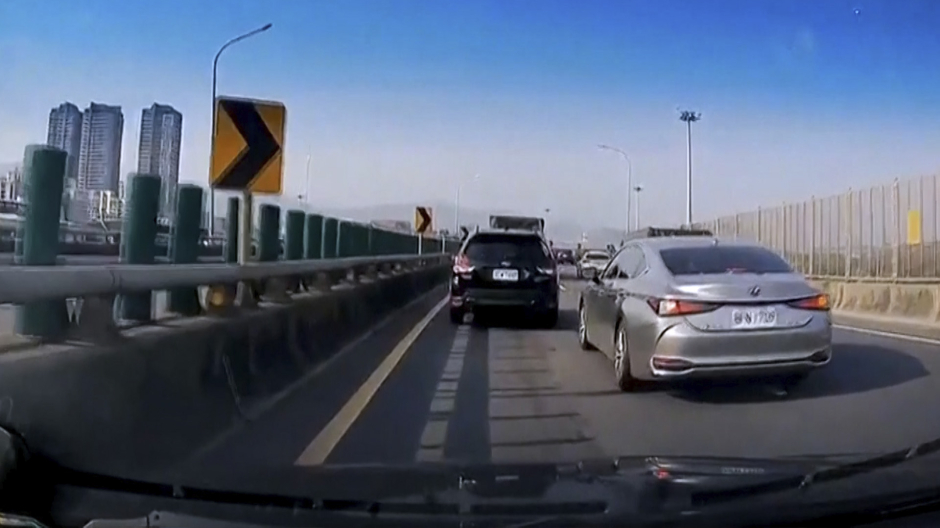 Así se sintió el terremoto de Taiwán en un puente lleno de coches