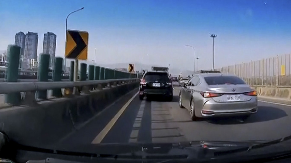 Así se sintió el terremoto de Taiwán en un puente lleno de coches