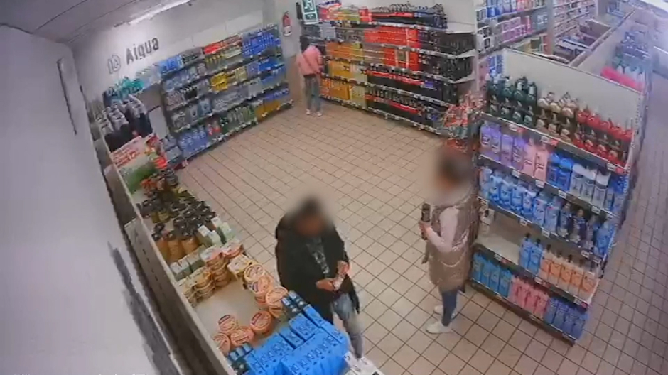 Momento en el que la pareja se encuentra robando en un supermercado