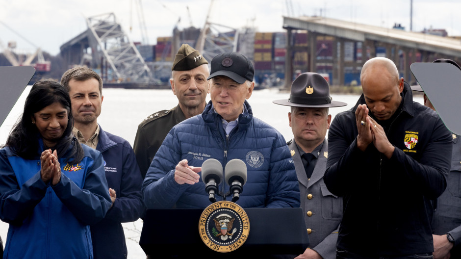 Biden visita el puente de Baltimore: "Sé lo que es perder un pedazo de tu alma al recibir una llamada"