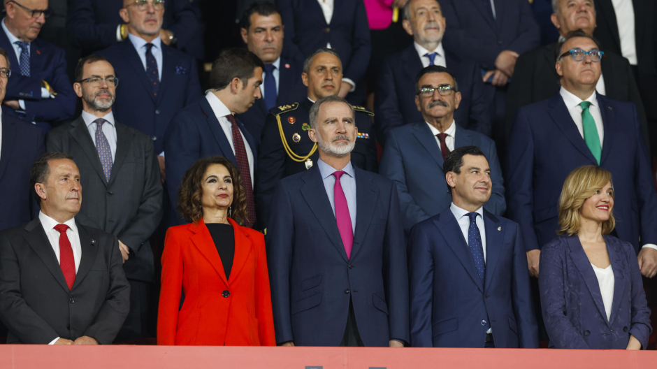El Rey Felipe VI escucha el himno de España en el palco de autoridades de La Cartuja