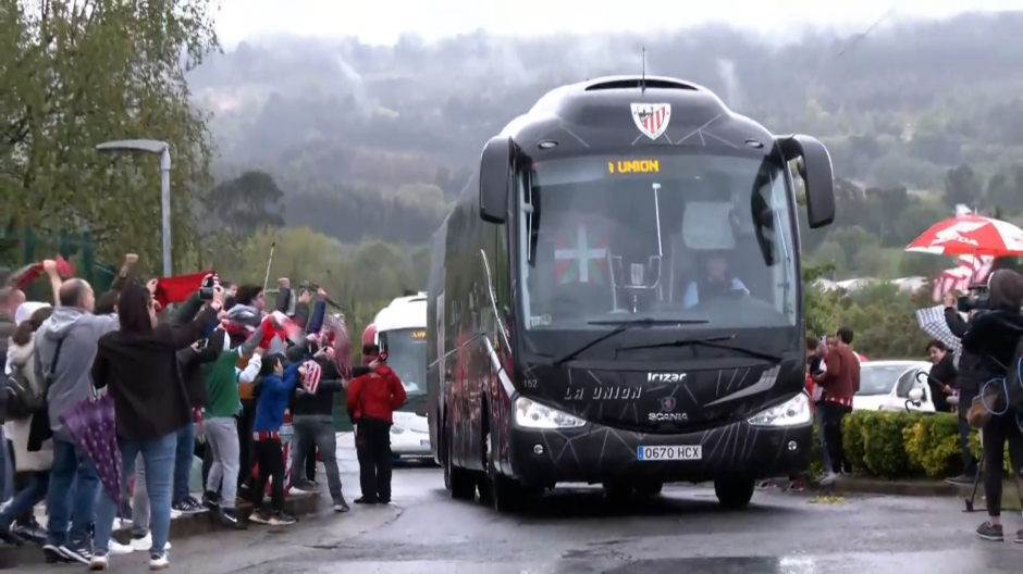 Imagen del autobús del Athletic llegando con los jugadores y la Copa del Rey