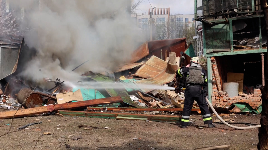 Servicios de emergencias Ucranianos trabajando en la zona del ataque