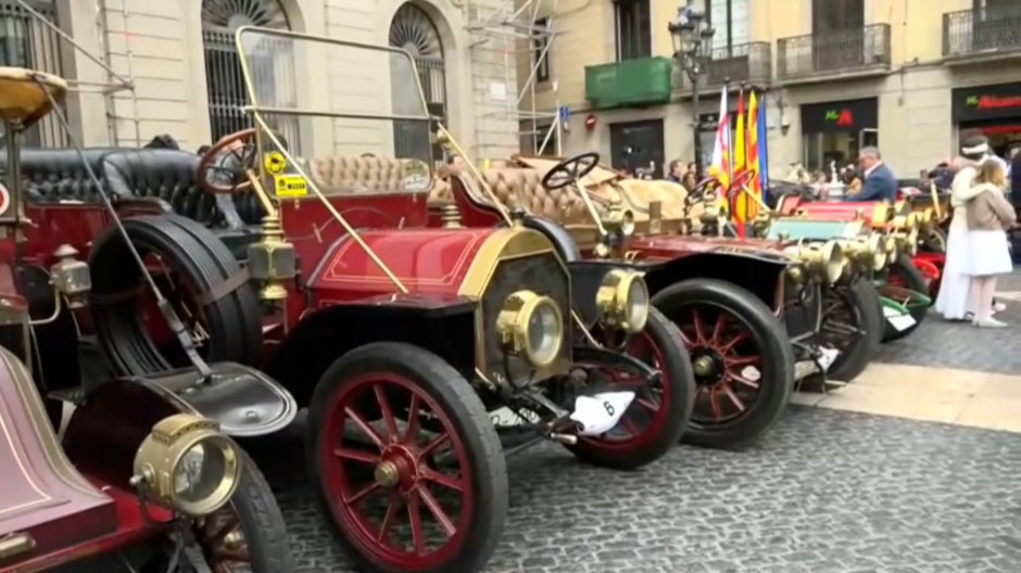 Imágenes de los coches en la plaza de Sant Jaume en Barcelona