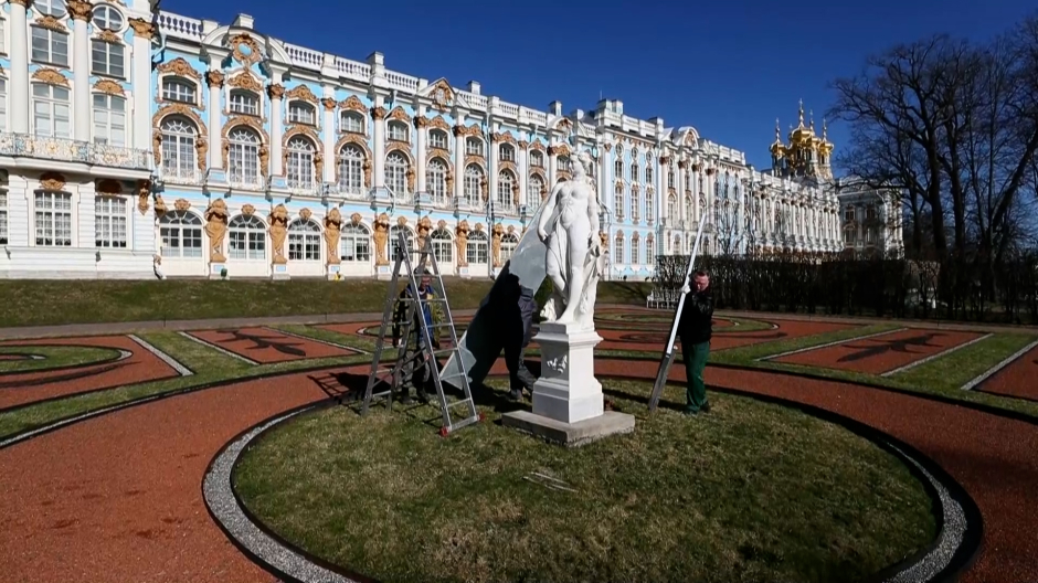 Las estatuas vuelven a las calles de San Petersburgo por primavera