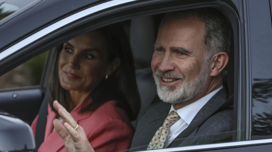 Los Reyes saludan tras visitar a la Reina Sofía en el Ruber Internacional de Madrid