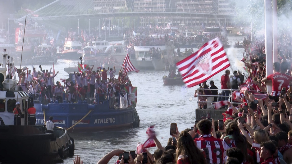 El Athletic Club celebra su título de Copa del Rey a bordo de la Gabarra