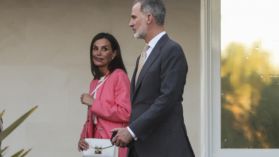 El Rey Felipe VI y Doña Letizia salen del hospital tras visitar a la Reina