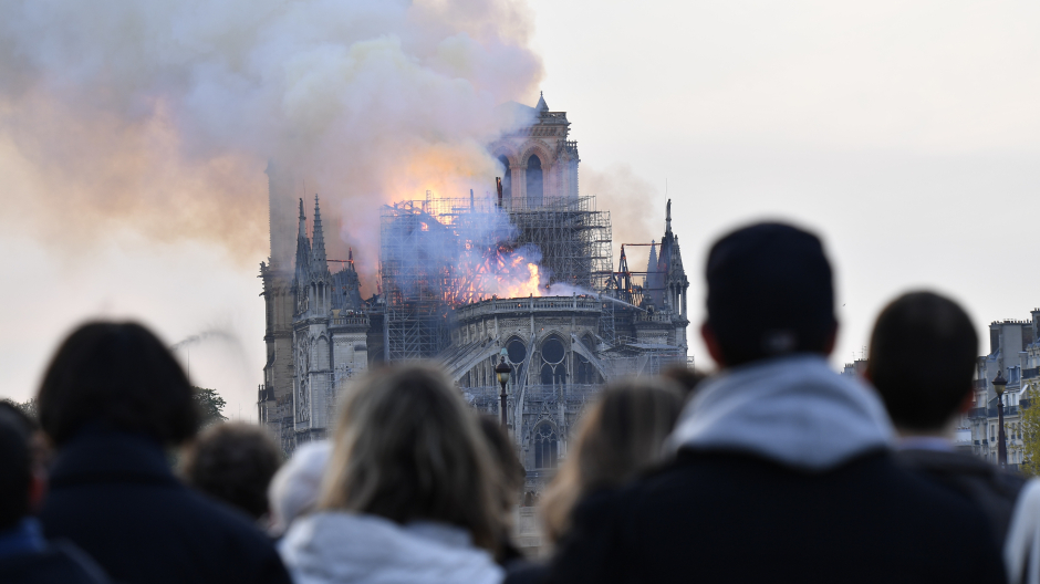 Los parisinos observan atónitos el incendio de su catedral