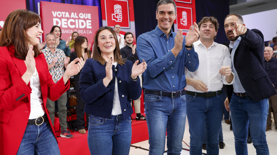 Pedro Sánchez participa en un acto de campaña del PSE-EE junto al candidato, Eneko Andueza