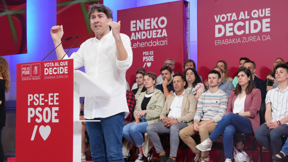 El candidato a lehendakari, Eneko Andueza, interviene en un mitin en Bilbao