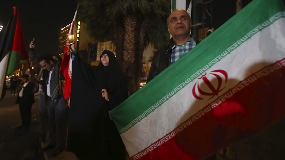 Ciudadanos iraníes celebrando en las calles el ataque a Israel