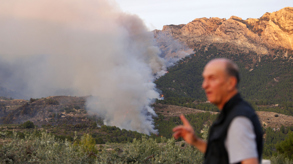 Un hombre observa cómo avanzan las llamas en Tárbena (Alicante)