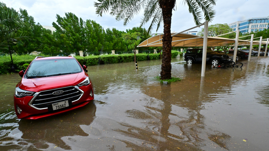 Parking inundado después de unas lluvias torrenciales en Dubái
