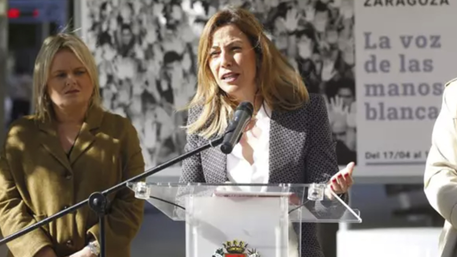 La alcaldesa de Zaragoza, Natalia Chueca,  junto a la hermana de Miguel Ángel Blanco, Marimar Blanco.