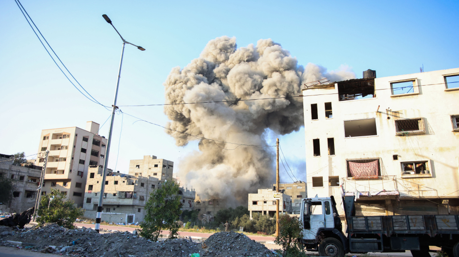 Una columna de humo se eleva tras un bombardeo israelí en Gaza