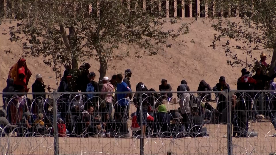 Centenares de personas cruzan la frontera de Estados Unidos ilegalmente