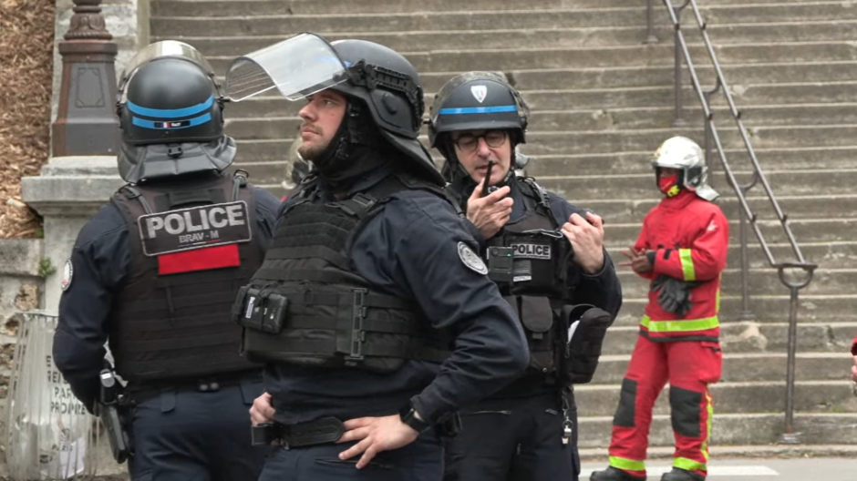 Policías franceses en las inmediaciones de la embajada de Irán en París