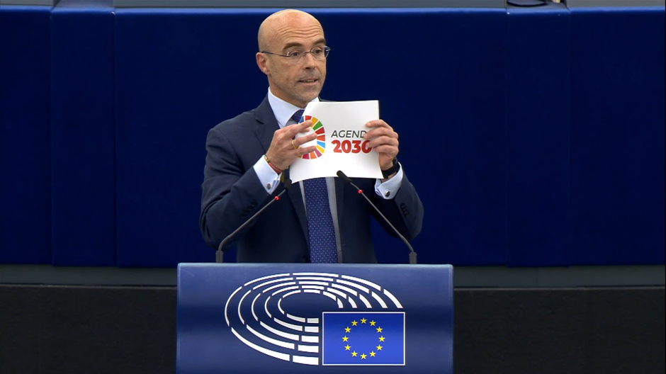 Le cortan el micro a Buxadé en el Parlamento Europeo por romper los logos de la Agenda 2030 y del Pacto Verde