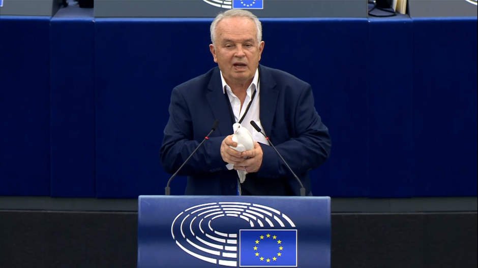 Momento en el que el Eurodiputado hace volar una paloma viva