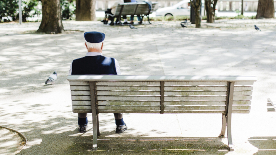Un pensionista, sentado en un banco.