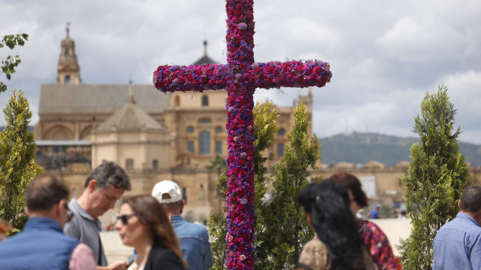 La Cruz de Cristo arropada con flores