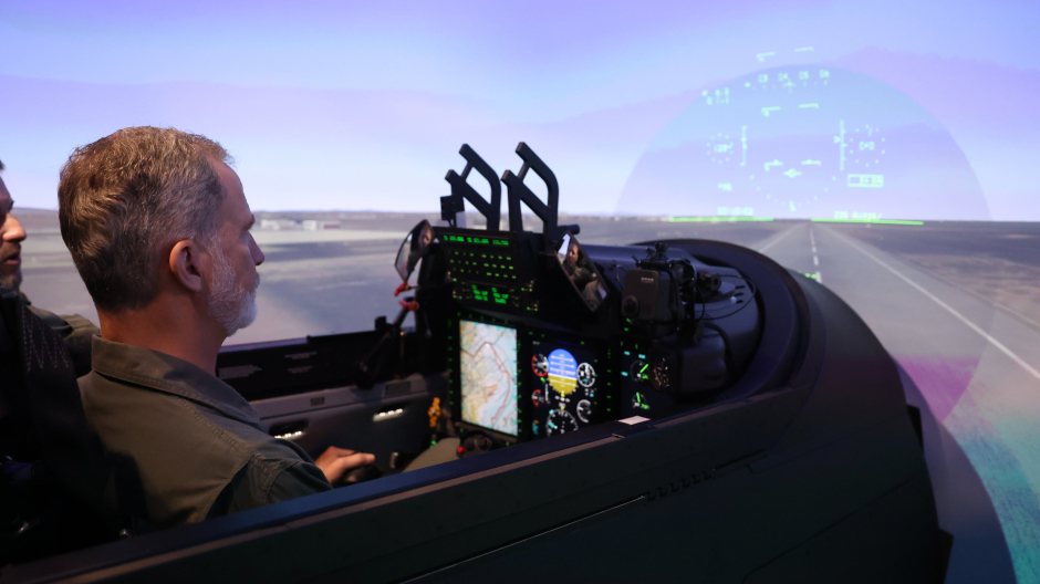 El Rey realiza un vuelo simulado en los nuevos Pilatus de la Academia General del Aire