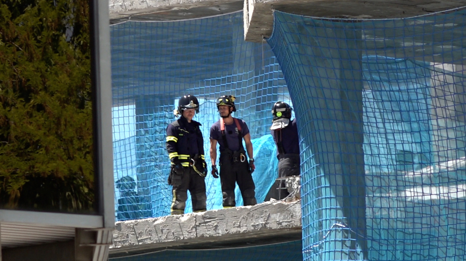 Bomberos trabajando en el edificio derrumbado en Fuencarral (Madrid)