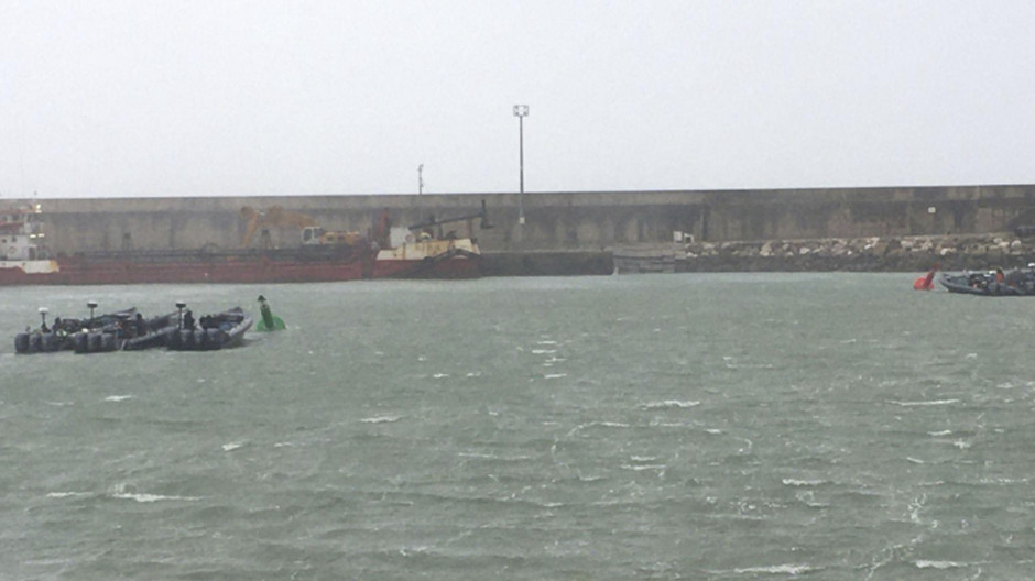 Imagen de las barcas que vigilaban los agentes en Barbate (Cádiz)