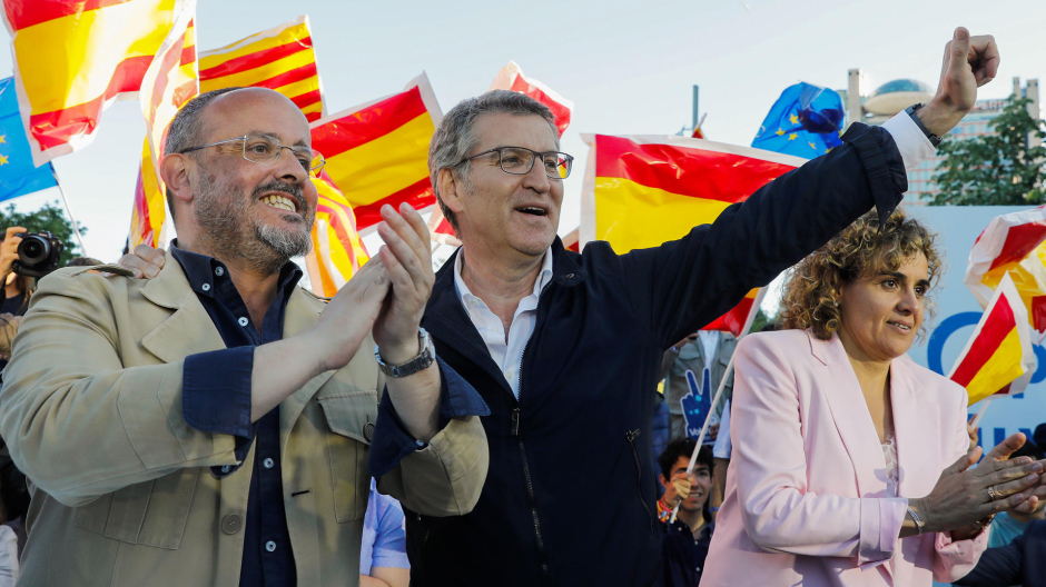 El presidente del PP, Alberto Núñez Feijóo (C) acompañado por el candidato popular a la presidencia de la Generalitat, Alejandro Fernández