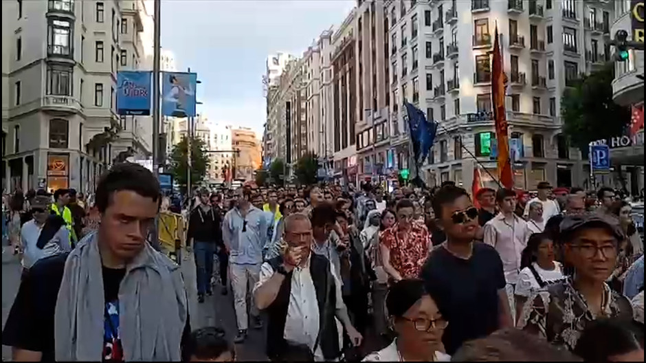 Así transcurrió la peregrinación de los jóvenes por las calles de Madrid para rezar el rosario