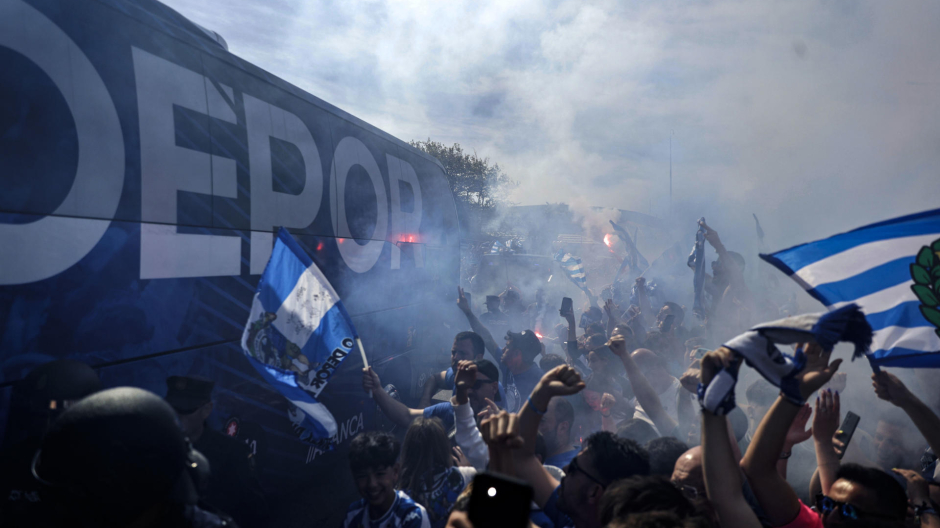 El recibimiento de los aficionados del Deportivo a su equipo en los aledaños del estadio de Riazor