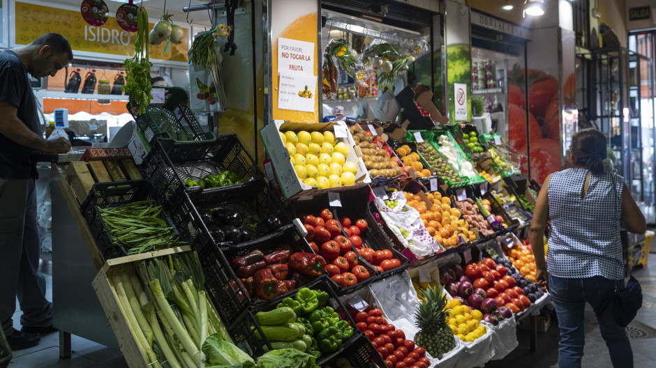 Puesto de frutas y verduras en un mercado de abastos