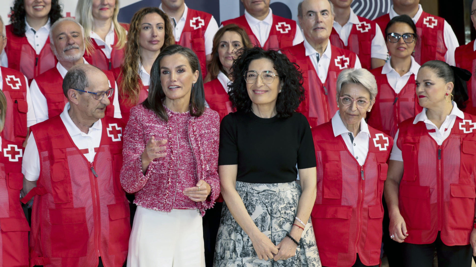 La reina Letizia posa para una foto de familia acompañada por la presidenta de Cruz Roja España, María del Mar Pageo