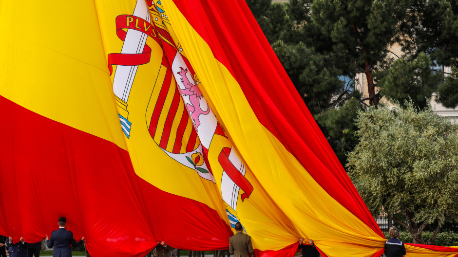 Izado de la bandera de España en Colón