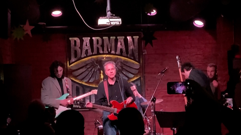 Antony Blinken sorprende tocando la guitarra en un concierto en una sala de Kiev