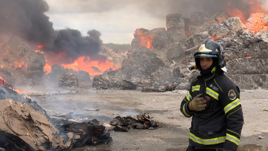 Un bombero de la Diputación provincial trabaja en la extinción del incendio de una planta de reciclaje en Aldeamayor