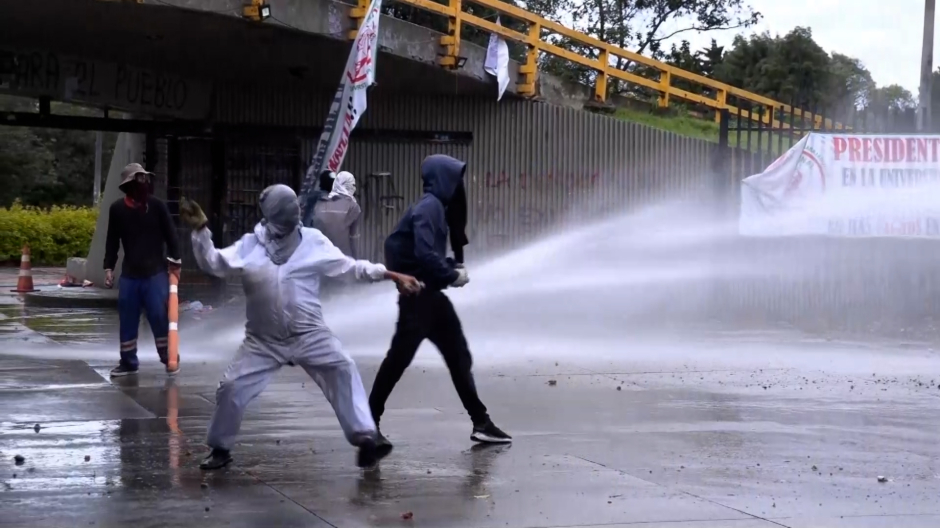 Enfrentamientos entre encapuchados y la Policía en la universidad pública de Colombia