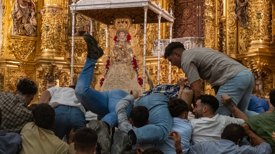 Los almonteños saltan la reja de la Virgen del Rocío