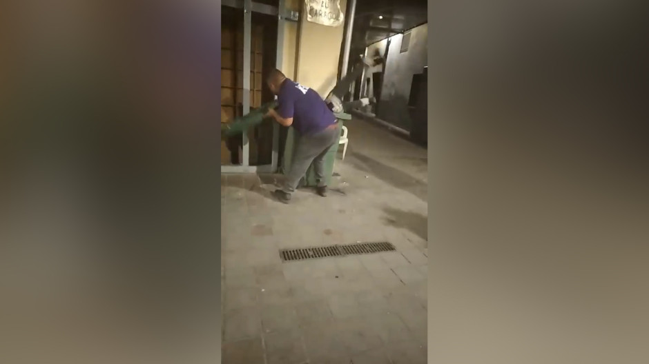 Un joven termina dentro de un basurero tras una discusión en unas fiestas de Castellón