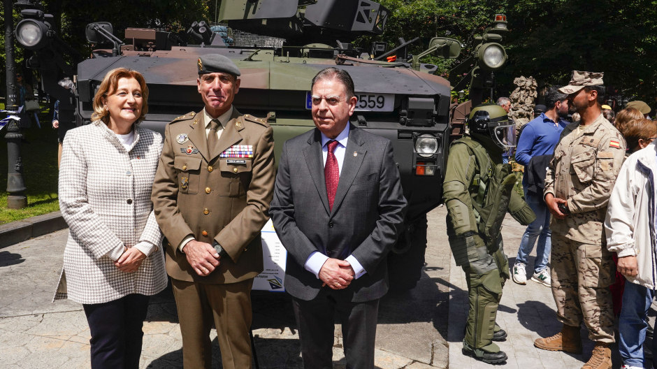 El General de la brigada, Alfonso Pardo De Santayana; el alcalde de Oviedo, Alfredo  Canteli; La delegada del Gobierno, Delia Losa