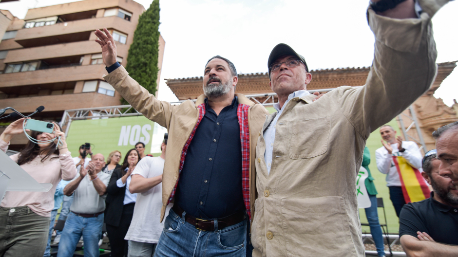 El presidente de Vox, Santiago Abascal (i), y el candidato a las elecciones europeas, Jorge Buxadé (d)