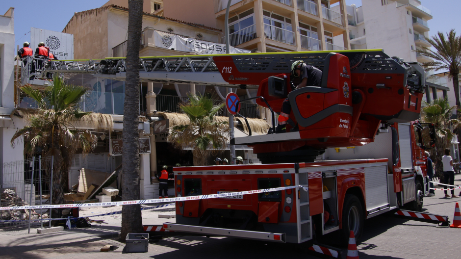 Trabajos después del derrumbe de la terraza de un restaurante de la Playa de Palma, este viernes. El accidente se produjo ayer, jueves y causó 4 muertos y 16 heridos. La zona está acordonada y vigilada por la Policía y prosiguen los trabajos por parte de los bomberos de Palma