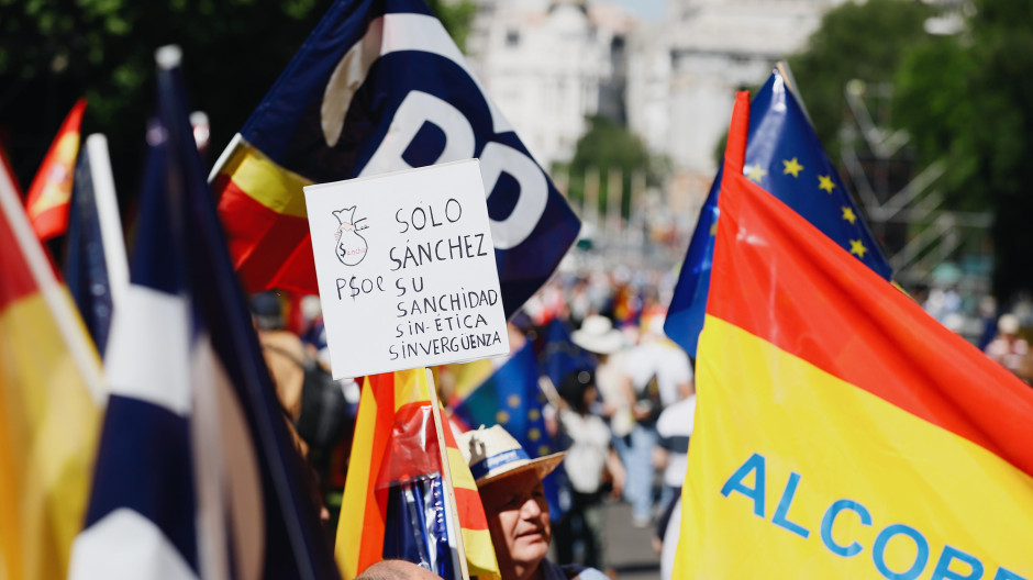 Varias pancartas en la manifestación del PP contra Sánchez