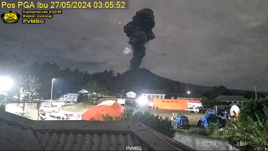 Volcán Ibu de Indonesia entra de nuevo en erupción